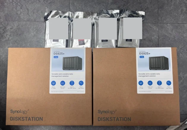 시놀로지 DS925+ 제품 상자 두 개와 포장된 저장장치